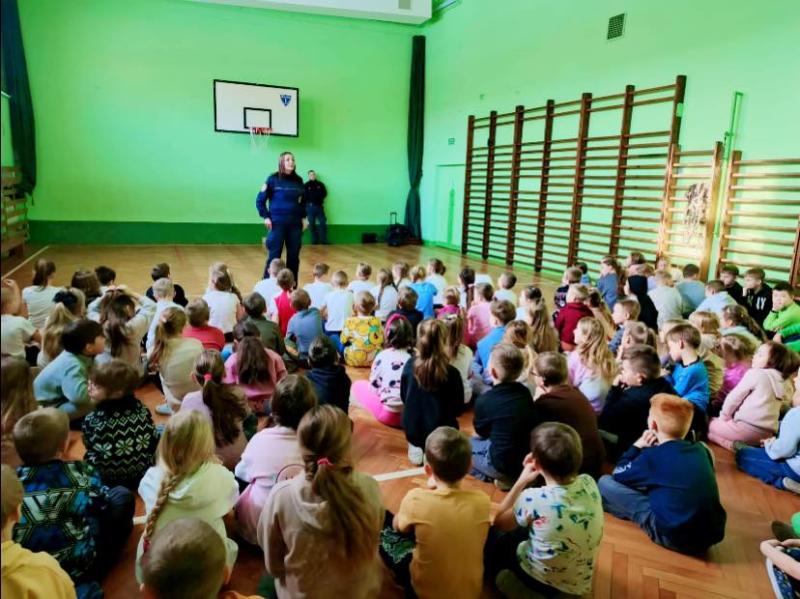 W naszej szkole odbyło się spotkanie ze strażniczką miejską, podczas kt&oacute;rego rozmawialiśmy o zasadach bezpieczeństwa podczas ferii zimowych. Uczniowie dowiedzieli się, jak bezpiecznie spędzać czas na świeżym powietrzu, bawić się na śniegu i lodzie.