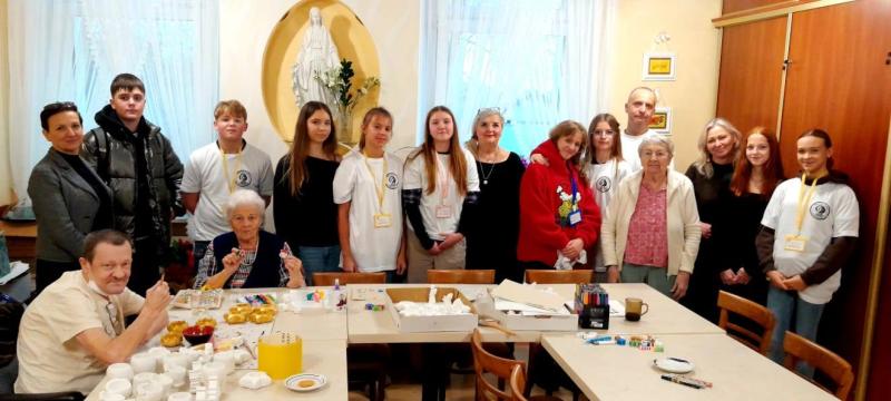 Zdjęcie grupowe wolontariuszy SP11 z pensjonariuszami DPSu