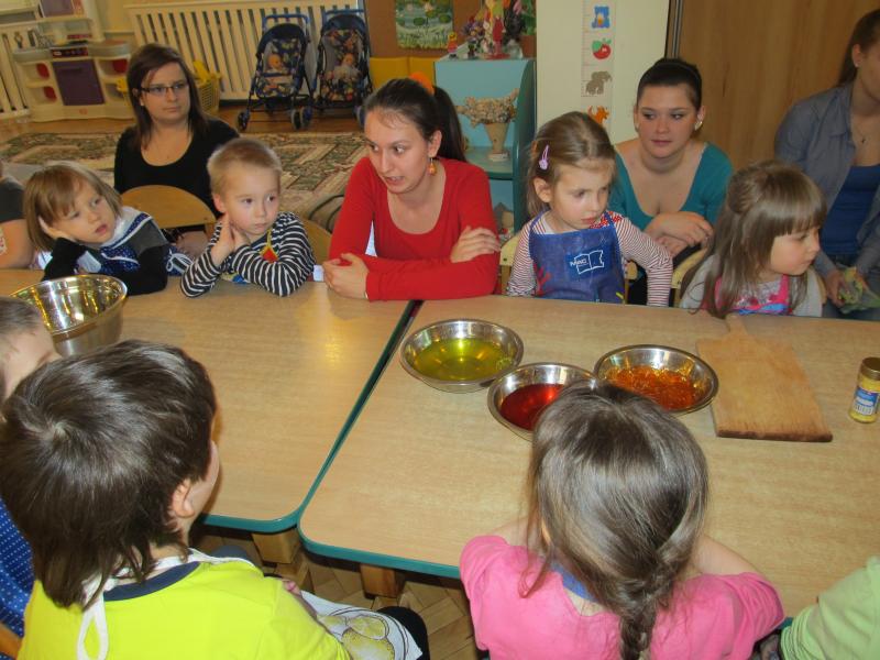 Wykonanie sałatki przez dzici z pomocą student&oacute;w Gr. III