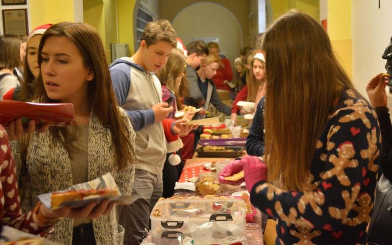 Mikołajkowy kiermasz ciastek i tostów