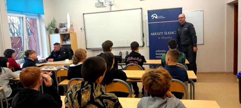 Na zdjęciu lekcja z funkcjonariuszami służby więziennej w klasie si&oacute;dmej.
