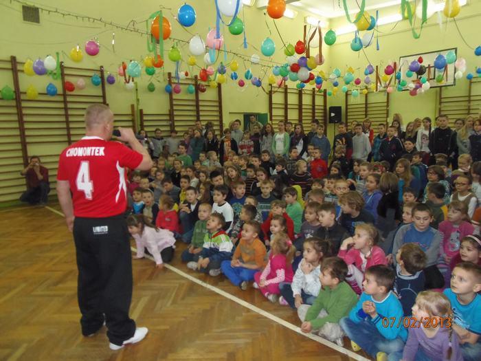 Pokaz żonglerki piłką przez J. Chomontka