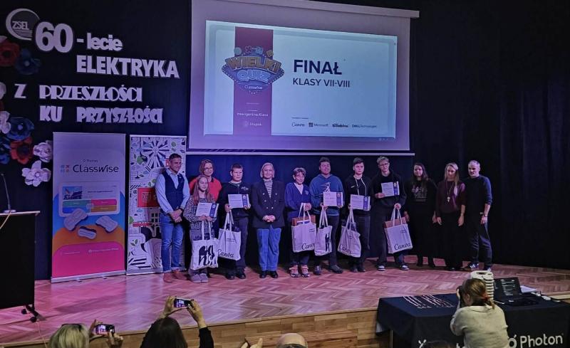 Na zdjęciu - wyr&oacute;żnione osoby wraz z opiekunami i władzami miasta Słupska. Scena szkoły ZSP1 w Słupsku "Elektryk"