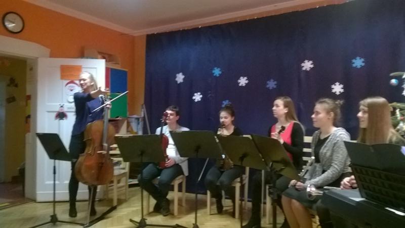 Wigilijne kolędowanie z udziałem zespołu muzycznego  „Słupska Sinfonietta”.