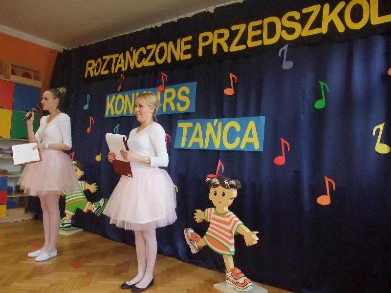 ROZTAŃCZONE PRZEDSZKOLAKI  W „AKADEMII UŚMIECHU”