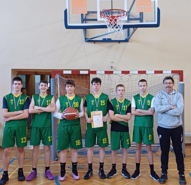 Zakończyły się zmagania Słupskiej Olimpiady Młodzieży w koszykówce chłopców. Nasza reprezentacja sprawiła sporą niespodziankę zajmując III miejsce.