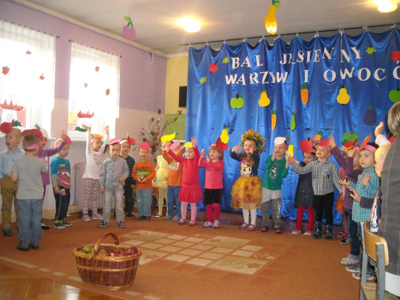 Przedstawienie pt.,,Jesienny bal owoców i warzyw". gr.II
