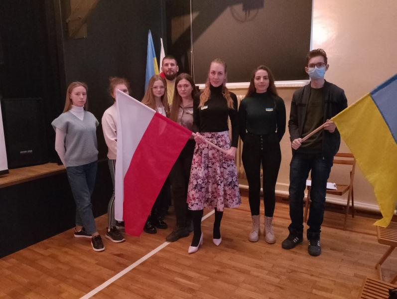 uczniowie z trzecich klas technikum i  I LO, uczestnicy debaty: Marta Makuch, Maciej Maraszkiewicz, Robert Czyż, Ukrainki mieszkajace w Polsce: Kristina Moskova, Albina Onoichenko, Alina Reznichenko, prowadzący debatę: Agata Marzec, Tomasz Stempkowski