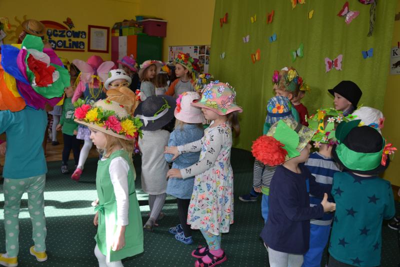 Kapeluszowy bal na powitanie Wiosny w "Tęczowej Dolinie".