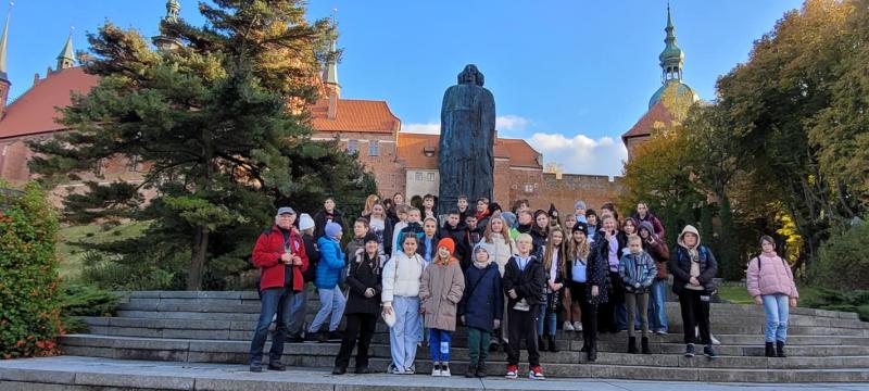 Pierwszy dzień wycieczki uczniów klas 5, 6 w ramach programu "Poznaj Polskę - Śladami Mikołaja Kopernika". Zwiedzanie Fromborka, zespołu Katedralnego, Muzeum Mikołaja Kopernika.