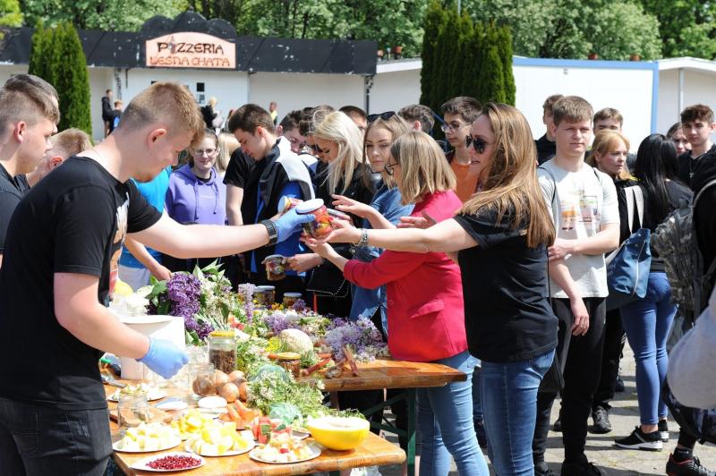 Kisiciele z Mechanika prezentują Pani Prezydent, Pani Dyrektor oraz  zgromadzonej młodzieży kiszonki oraz produkty do kiszenia.