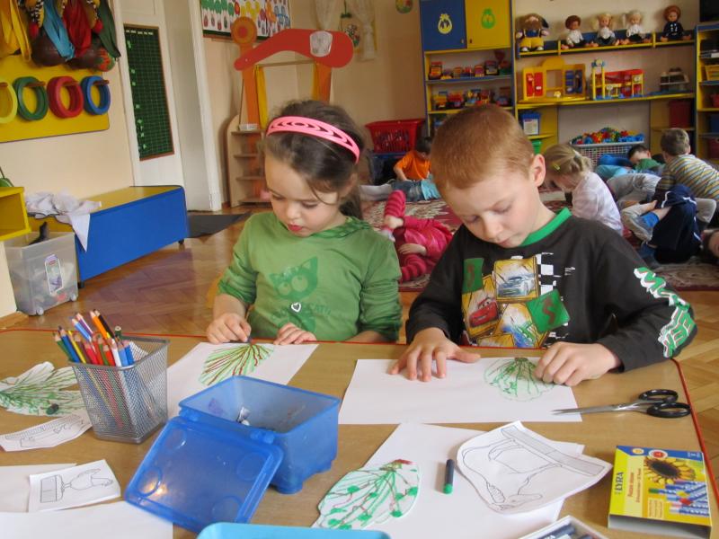 KOTY NA PŁOTY -zabawy plastyczne w grupie IV- 04.2012 r.