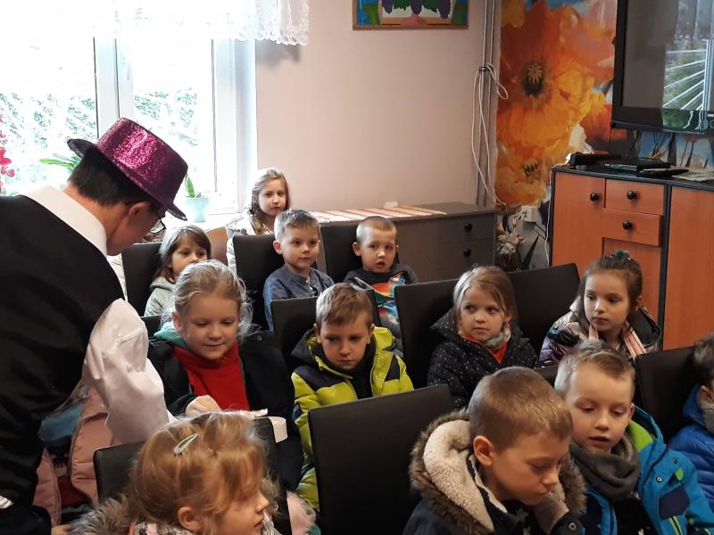 Wizyta  gr IV w ŚDS na przedstawieniu ,,Miś i Margolcia"