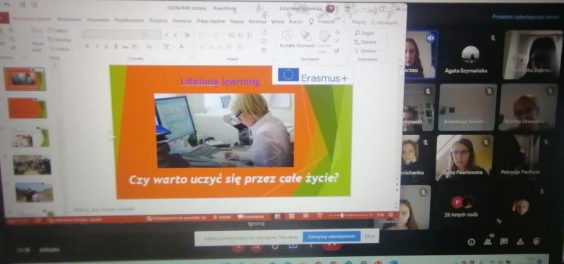 Uczniowie klas trzecich technikum z "Ekonomika" oraz moderujące debatę nauczycielki.