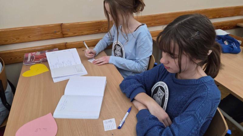 Uczniowie rozwiązują zagadki matematyczne - tabliczka mnożenia