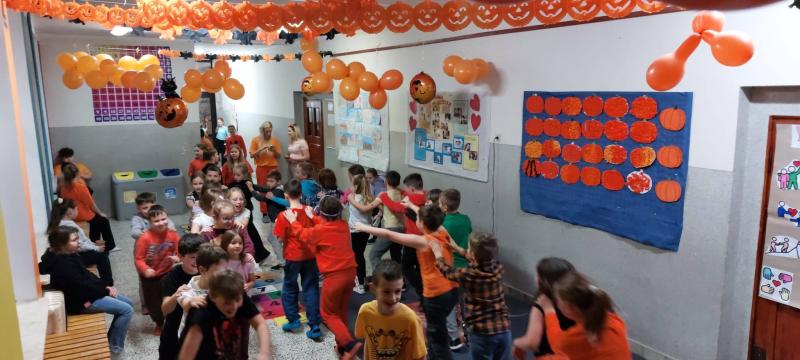 an zdjęciu - zabawa dyniowa na holu szkoły