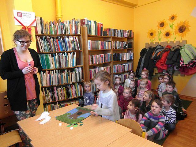 Wizyta w bibliotece. Zajęcia plastyczno-konstrukcyjne.