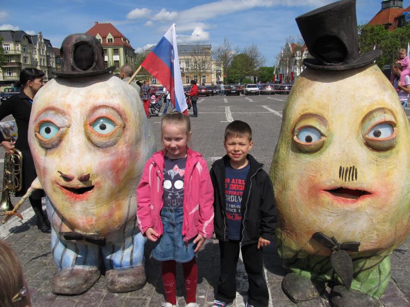 Eurofest 2012. Bajkowy korow&oacute;d aktor&oacute;w i przedszkolak&oacute;w 8 .05.2012 r.