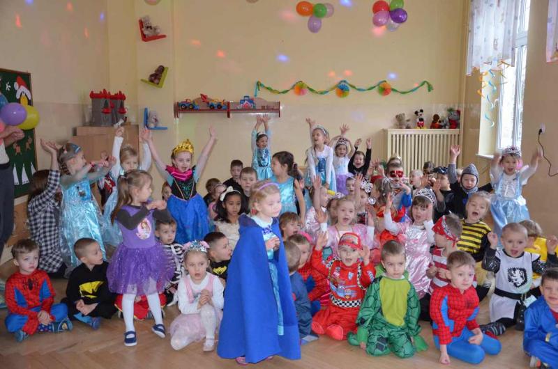Bal w przedszkolu dzisiaj lalka prosi misia...