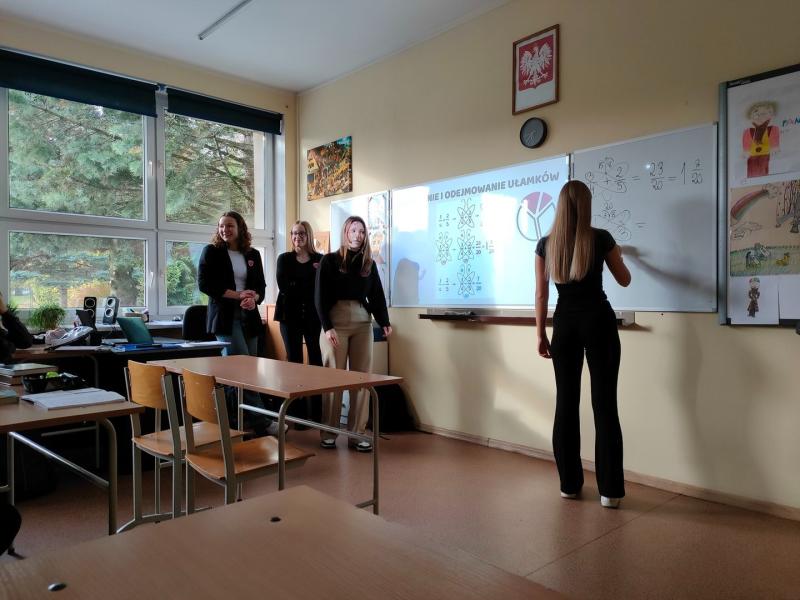 Nasze uczennice prowadzące zajęcia w szkole podstawowej