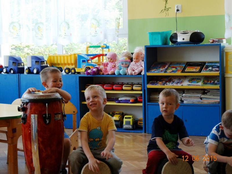 Gra na bębnach afrykańskich