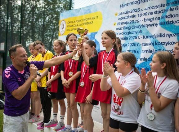 Tydzień sportu z 11 - dyrektor wręcza puchary