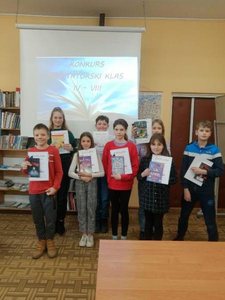 Uczestnicy Konkursu Recytatorskiego w bibliotece szkolnej