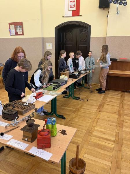 Aula szkoły. Stoliki ze starym sprzętem.