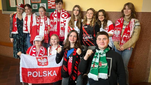 Uczniowie w strojach kibiców
