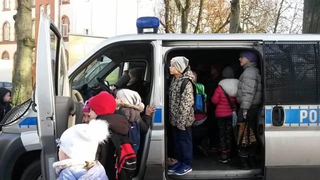 Wycieczka klasy 3 a z SP-6 do KOMENDY MIEJSKIEJ POLICJI W KOSZALINIE