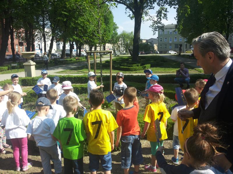 Sadzenie kwiatków  - gr. III;  11.05-2016