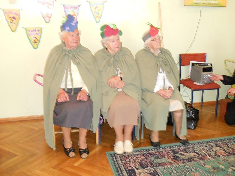 "O Kopciuszku, co miał brudne nogi" - teatrzyk seniorów z "Leśnej oazy"; 03.06.2014