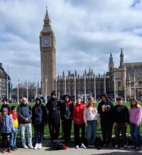Londyn - uczniowie sp11 przed budynkiem Big Ben