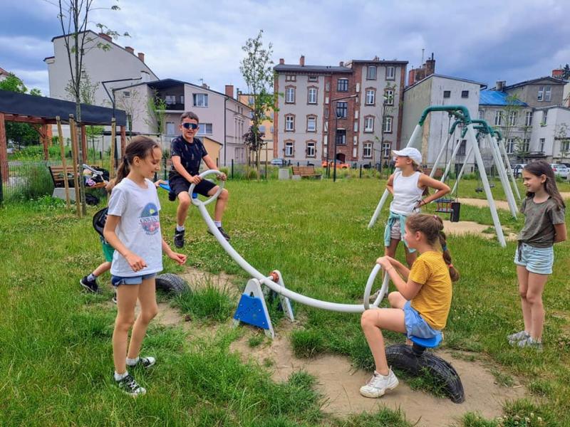 Uczniowie klasy 3b na huśtawkach w miejskim placu zabaw