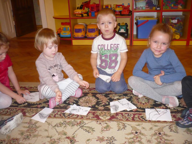 DZIECI  Z GR I UKŁADAJĄ PUZZLE ZWIERZĄT