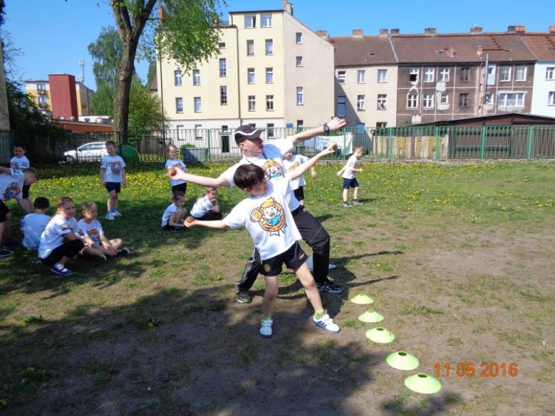 Rzuty piłką palantową kl. 1a w SP-6 - Sprawność "Lekkoatleta" w ramach programu "Mały Mistrz"