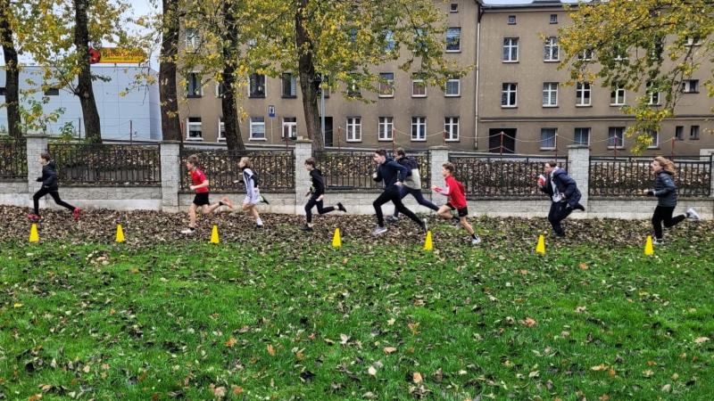 Uczniowie w biegu dla Niepodlełości - bieg wokół boiska szkolnego.