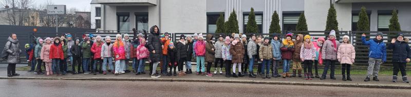 Zdjęcie klasy 2a i 2b w drodze do teatru