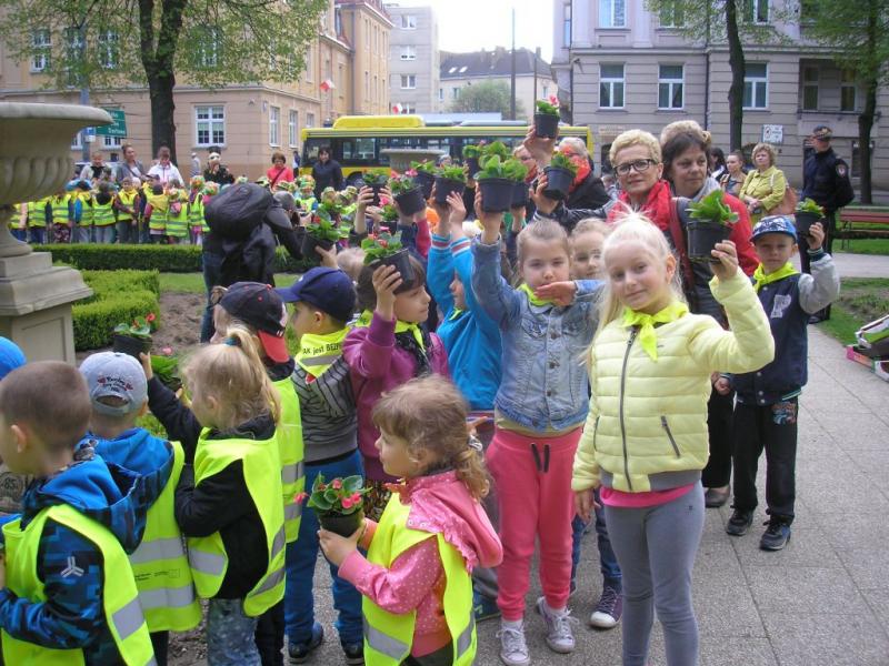 Sadzenie kwiatów w parku, gr. IV; 08-05-2015