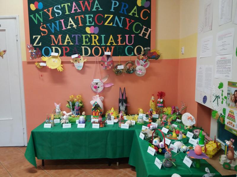 Wystawa świątecznych prac z materiału odpadowego