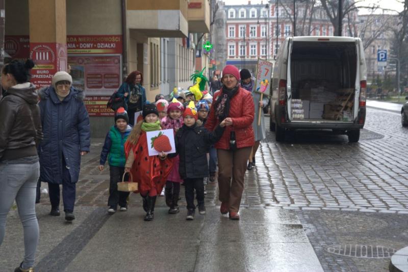 „Żyj smacznie i zdrowo” – happening na pl. Zwycięstwa PM nr 7; gr. IV
