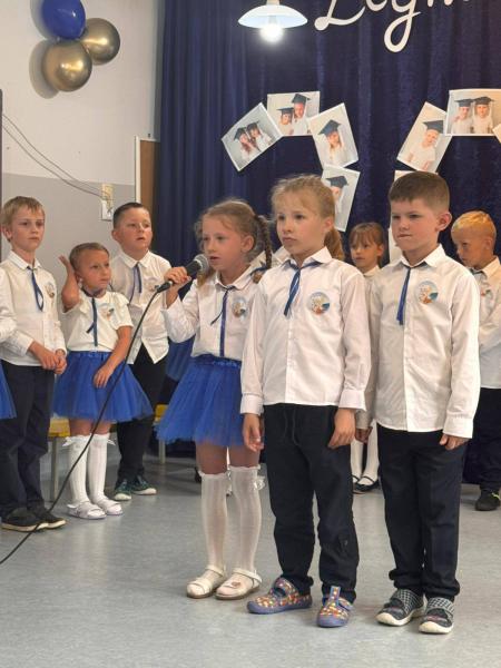 przedstawienie z okazji pożegnania przedszkola. dwoje dzieci m&oacute;wi swoje role.