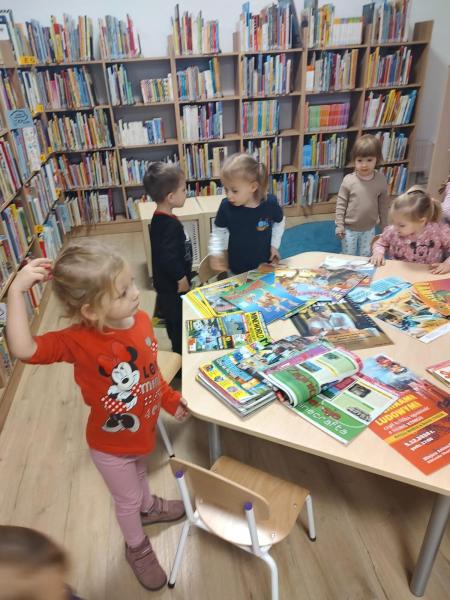 Maluszki z wizytą w bibliotece