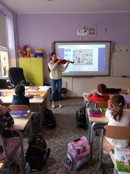 Zajęcia z edukacji muzycznej w edukacji wczesnoszkolnej. Zajęcia prowadzi studentka Akademii Pomorskiej z Ukrainy.