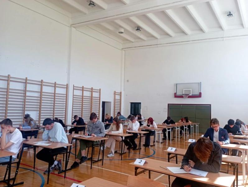 Uczestnicy konkursu w trakcie rozwiązywania testu