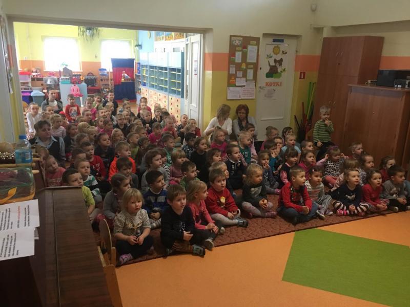 Bębny Afryki i zabawy z ciepłych krajów