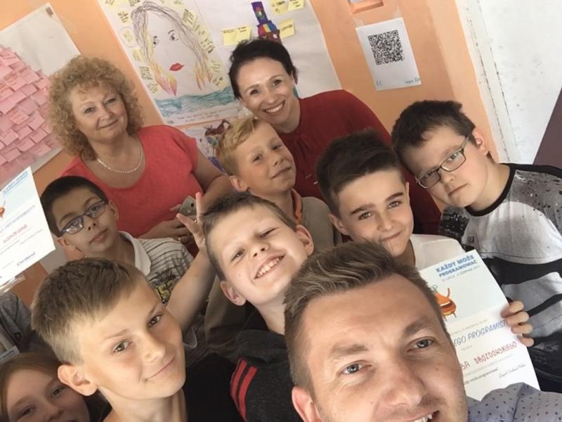 Półkolonie kodowania dla uczniów słupskich szkół podstawowych klas IV-VI, a na koniec selfie.