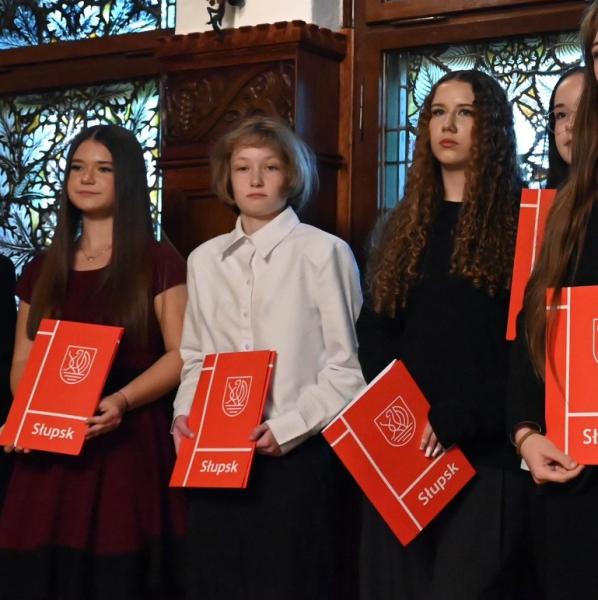 Z dumą informujemy, że uczennica klasy &oacute;smej Milena Wiśniewska oraz absolwentki naszej szkoły : Urszula Duras, Amelia Jastrzębska i Blanka Polak &ndash; otrzymały stypendia naukowe Prezydenta Miasta Słupska.