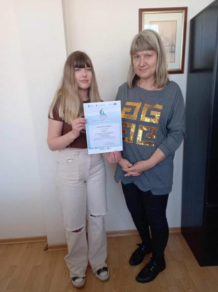 Uczennica z nauczycielem - opiekunem konkursu