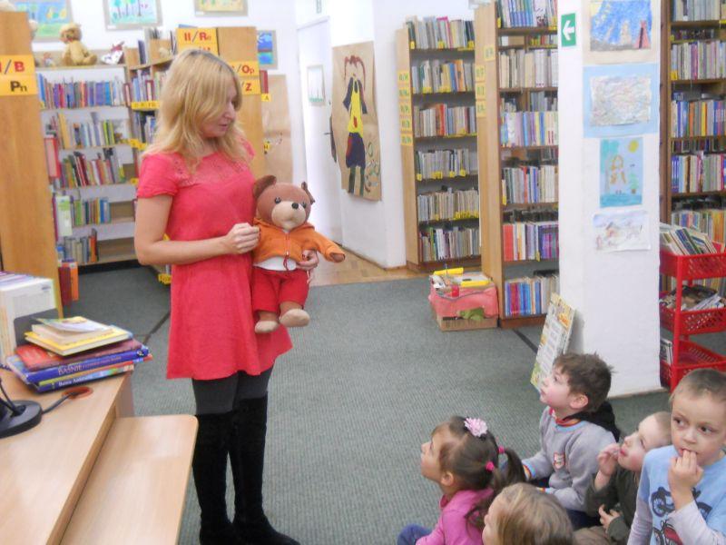 Z wizytą w bibliotece - wystawa misiów: gr. III; 25.11.2013
